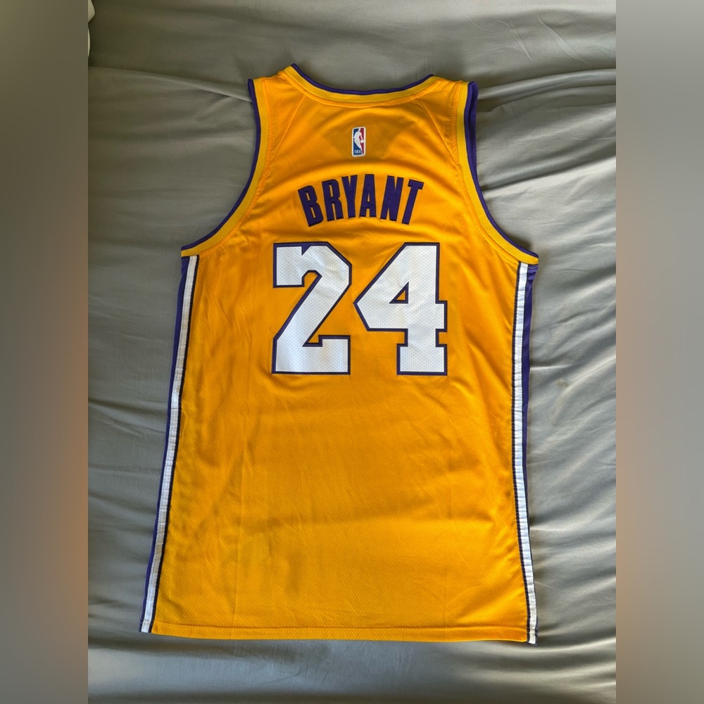 Nike Lakers Gold Jersey with Purple Trim - Picture 2 of 2